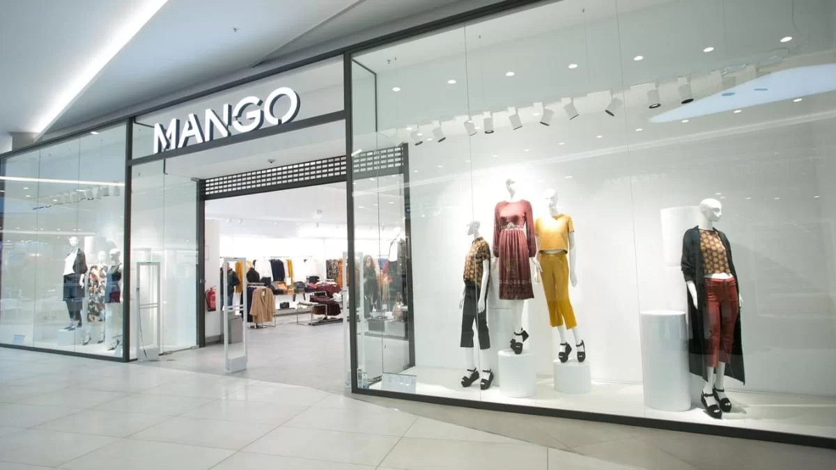 Θραύση έχει κάνει το μαύρο φόρεμα από τα Mango - Είναι must have