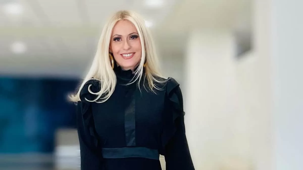 Διώροφο και νεανικό - Με πολύχρωμους πίνακες και κρεμαστές καρέκλες το σπίτι της Μαρίας Μπακοδήμου