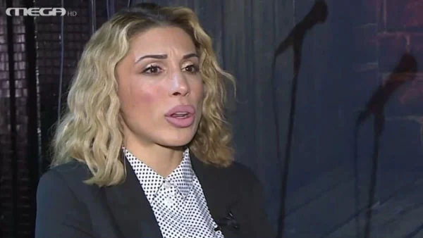 «Μπήκε στο καμαρίνι, με έπιασε κι έβγαλε ένα αιχμηρό αντικείμενο...» - Σοκάρει η Μαρία Καρλάκη