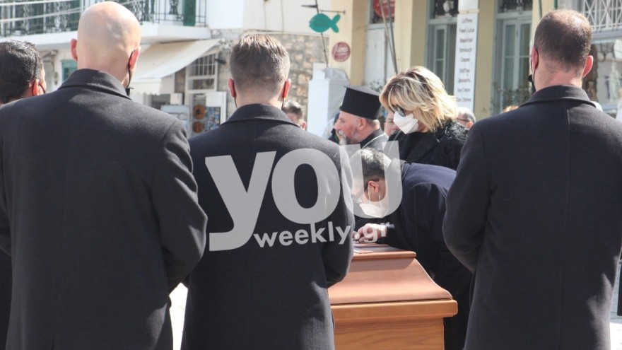 Η Μαρία Κοντομηνά πάνω από το φέρετρο του Δημήτρη Κοντομηνά