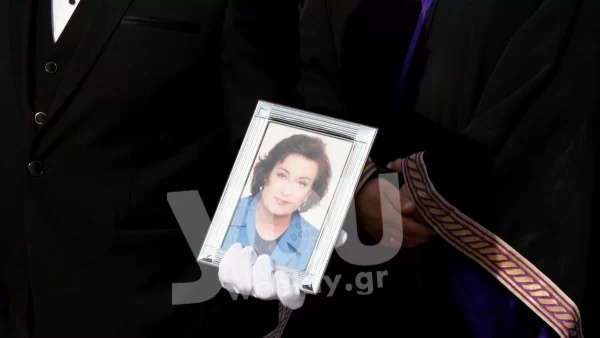 "Ραγίζει" καρδιές το τελευταίο "αντίο" στην κηδεία της Μαριέττας Γιαννάκου - Αποκλειστικές φωτογραφίες