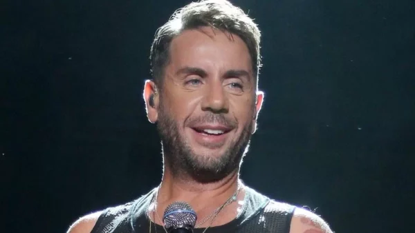 Η Βάσω με μακρύ καστανό μαλλί και η Μαρία με κοντό - Οι δυο κούκλες αδερφές του Γιώργου Μαζωνάκη