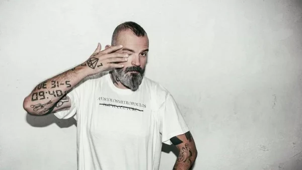 Απόστολος Μητρόπουλος: Ο αγαπημένος ενδυματολόγος των διάσημων αποκαλύπτει απίστευτο σκηνικό στη Μύκονο