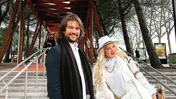 Σαν ερωτευμένοι έφηβοι - Μαρίνα Πατούλη και Βλάσης Χολέβας στα στενά της Μυκόνου