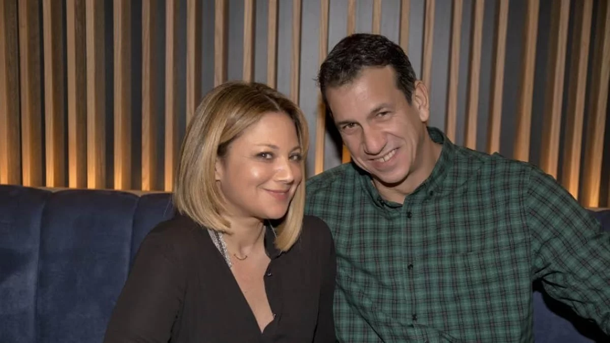 Έχει τζάκι, γκρι καναπέ και πολλά φυτά - Το μοντέρνο σπίτι της Νάνσυς Ζαμπέτογου και του Νάσου Γαλακτερού