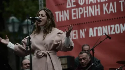 Νατάσα Μποφίλιου: Στο Σύνταγμα για αντιπολεμική συναυλία παρά τις αντιδράσεις - Δείτε φωτογραφίες