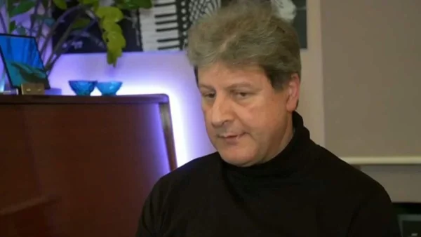 «Τον έλεγα πατέρα...» - "Σπάει" τη σιωπή του ο Νίκος Κουρής για τον πατέρα του Μίκη Θεοδωράκη