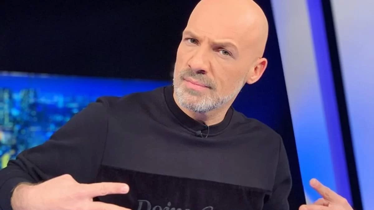 Γεμάτο χρώματα και βιβλία - Αρκετά μοντέρνο και νεανικό το σπίτι του Νίκο Μουτσινά