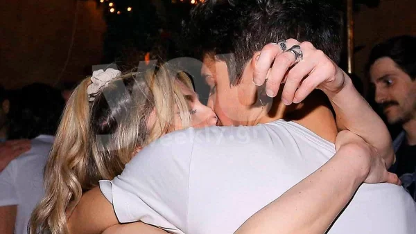 Καυτά φιλιά για τον Πετρή του Σασμού - Αποκλειστικές φωτογραφίες από μαγαζί της Αθήνας