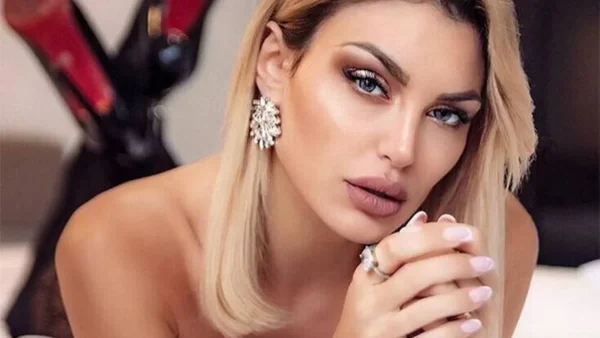 Εμφανίστηκε χωρίς εσώρουχο στο Chart Show - H αποκαλυπτική εμφάνιση της Αλεξάνδρας Παναγιώταρου