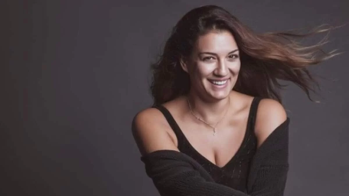 Τεράστια κουζίνα με λευκά ντουλάπια - Το super ζεστό σπίτι της Ελίνας Παπίλα