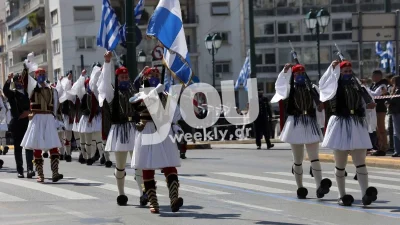 25η Μαρτίου: Θεαματικές εικόνες από το την παρέλαση στο Σύνταγμα