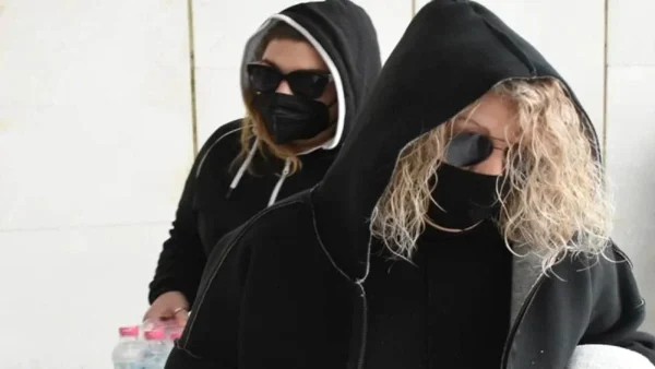 Πάτρα: «Αφήστε μας ήσυχες» - Η πρώτη αντίδραση της μητέρας και της αδερφής της Ρούλας Πισπιρίγκου στη ΓΑΔΑ