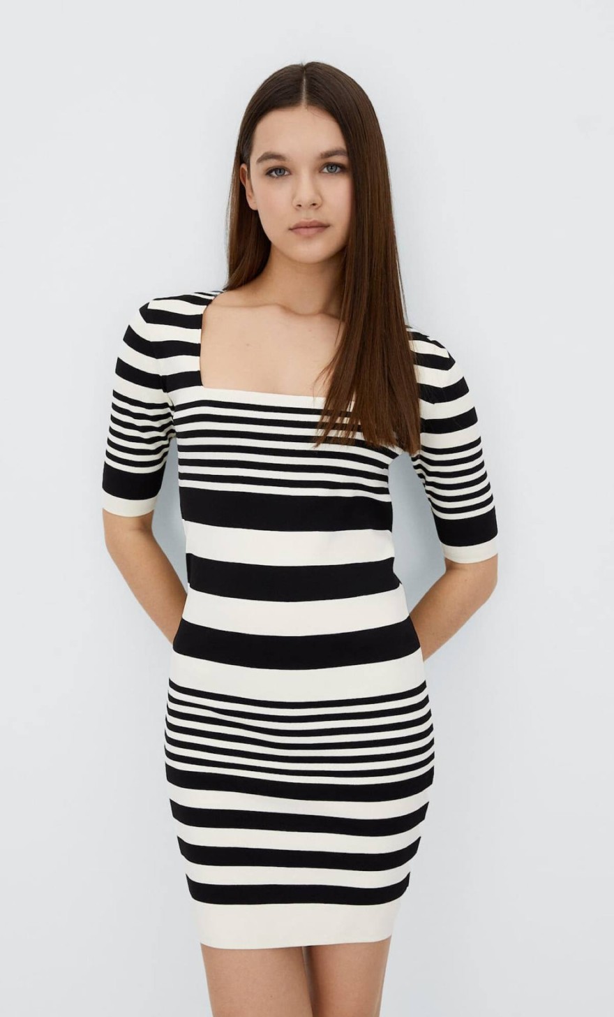 Το ριγέ φόρεμα από τα Stradivarius 