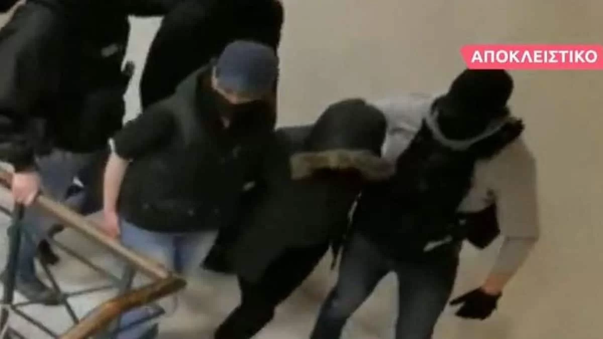 Τραγωδία Πάτρα: Η στιγμή που η Ρούλα φεύγει από τον ανακριτή - Το βίντεο από το δικαστήριο