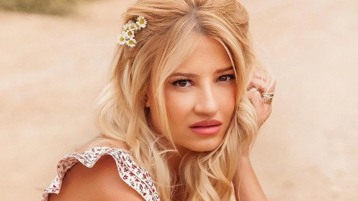 Σε ρόλο δασκάλας η Φαίη Σκορδά - Το συγκινητικό post με το ποίημα του γιου της