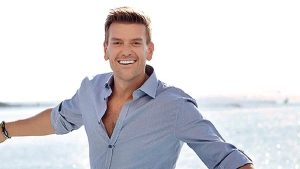 Με τεράστια ασημί επιδαπέδια φωτιστικά - Το minimal σπίτι του Σπύρου Σούλη