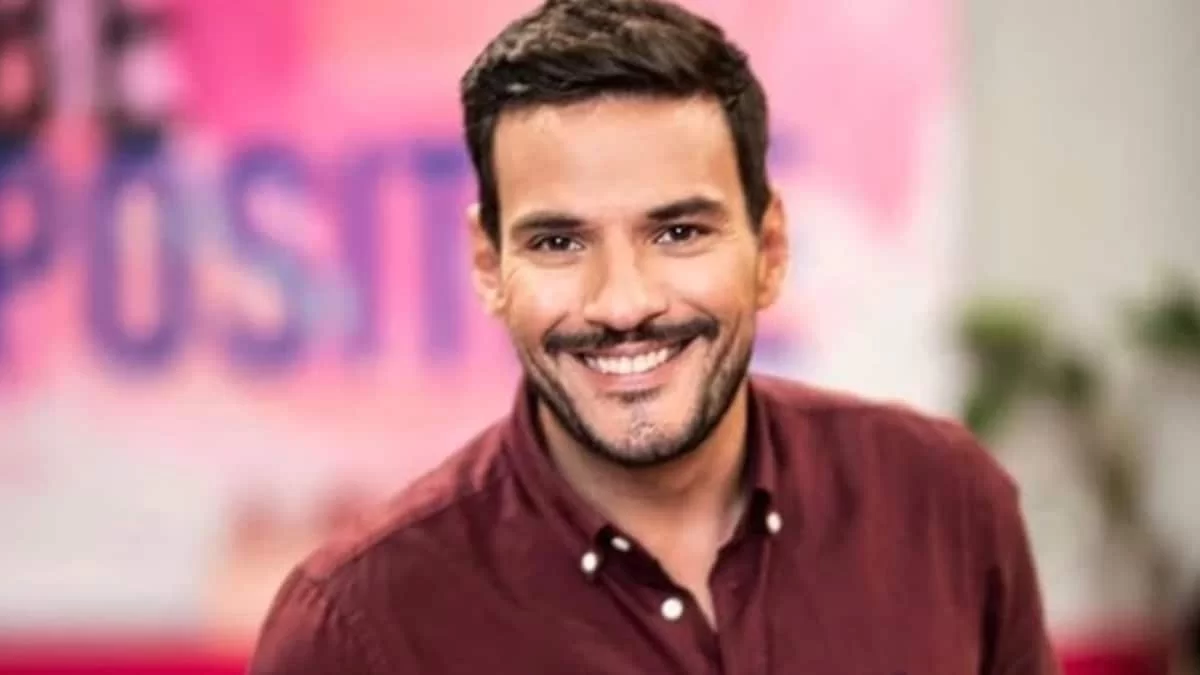 Με τζάκι και τεράστιο λευκό καναπέ - Αυτό είναι το διαμέρισμα του Κώστα Τσουρού