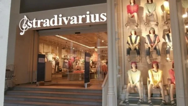 Έχει γίνει ανάρπαστο το πουκάμισο από τα Stradivarius - Βγαίνει σε δύο χρώματα