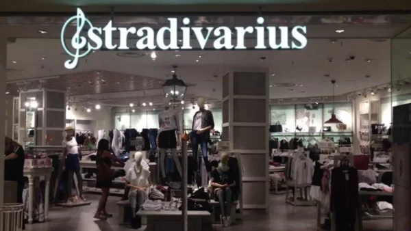 Φόρεσε το απόλυτο ψηλόμεσο τζιν από τα Stradivarius που αγκαλιάζει τις καμπύλες - Σε τιμή σοκ!