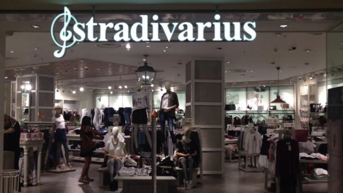 Φόρεσε το απόλυτο ψηλόμεσο τζιν από τα Stradivarius που αγκαλιάζει τις καμπύλες - Σε τιμή σοκ!