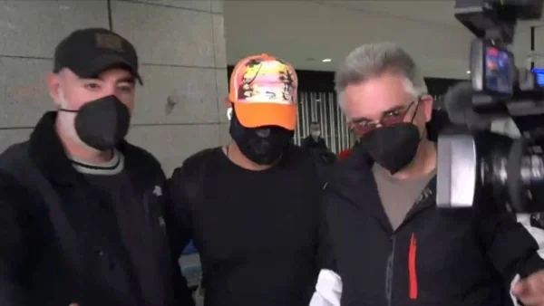 Σπρωχνόντουσαν οι δημοσιογράφοι για μια δήλωση του Σάκη Αρσενίου - Επέστρεψε από Survivor 5 και έγινε σαματάς