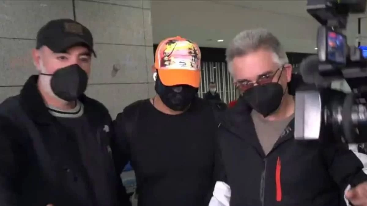 Σπρωχνόντουσαν οι δημοσιογράφοι για μια δήλωση του Σάκη Αρσενίου - Επέστρεψε από Survivor 5 και έγινε σαματάς