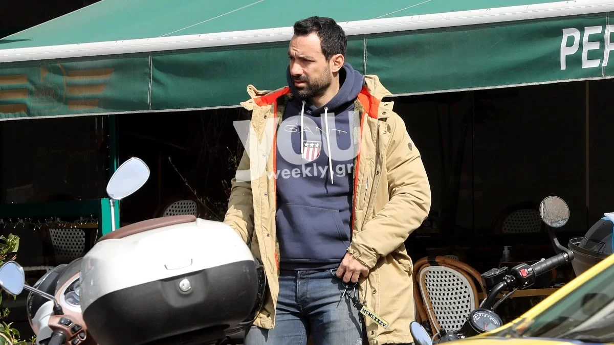 Σάκης Τανιμανίδης: Βόλτα στο κέντρο της Αθήνας με τη μηχανή του - Αποκλειστικές φωτογραφίες