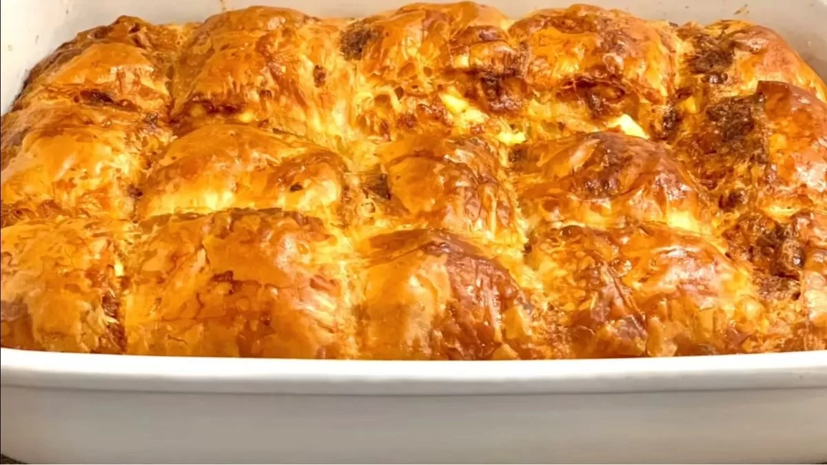 Η πιο νόστιμη πολίτικη τυρόπιτα με αυγά και γάλα - Έτοιμη σε λίγα λεπτά