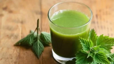 Έχει τσουκνίδα και λεμόνι - Το αδυνατιστικό ρόφημα που κάνει «πάταγο»