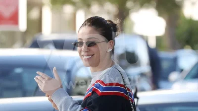 Με τσάντα αξίας 2.200 ευρώ στην Γλυφάδα η Βαλέρια Χοψονίδου - Τράβηξε όλα τα βλέμματα