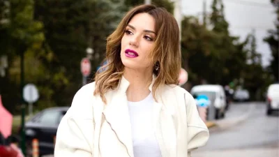 Ξεχειλίζει από ρούχα η ντουλάπα της Βάσως Λασκαράκη - Φωτογραφία μέσα από το βεστιάριο στο σπίτι της