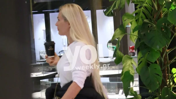 Ατημέλητη και χωρίς μακιγιάζ - Αποκλειστικές φωτογραφίες της Βικτώρια Καρύδα σε γνωστό εμπορικό