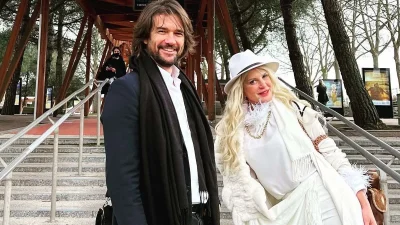 Με μίνι φούξια φόρεμα γεμάτο στρας - Απαστράπτουσα η Μαρίνα Πατούλη δίπλα στον Βλάσση Χολέβα