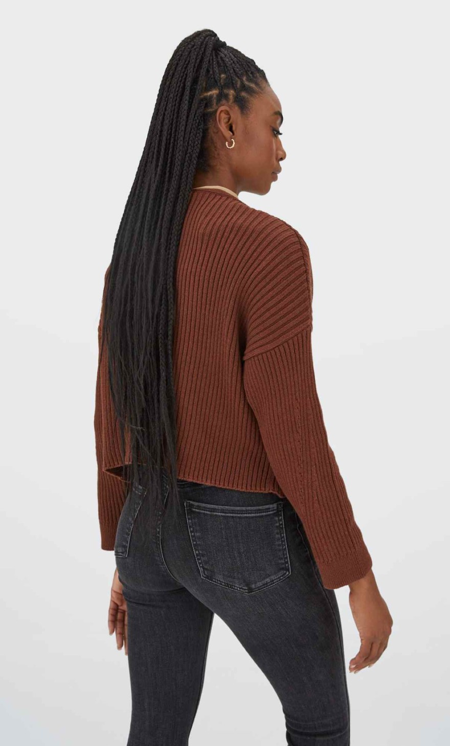 Καφέ πουλόβερ από τα Stardivarius