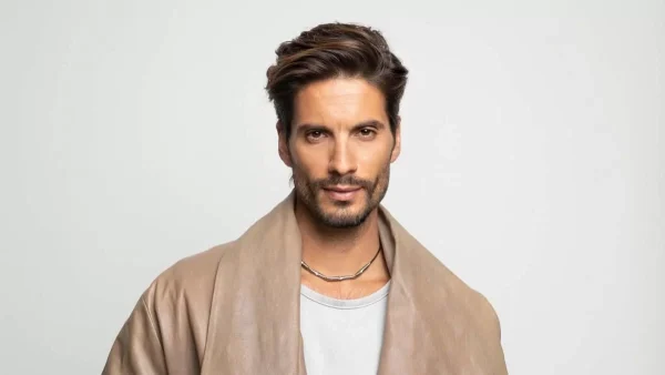 Γιώργος Καράβας: Έβαψε τα μαλλιά του ξανθιά - Η νέα του εικόνα