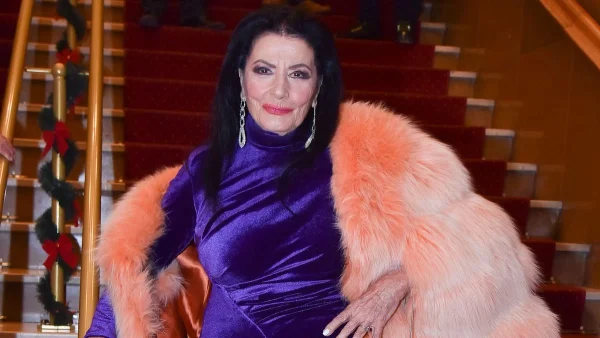 Με μαύρο σύνολο και εντυπωσιακό καπέλο "τα έσπασε" σε νυχτερινή έξοδο η Ζωζώ Σαπουντζάκη