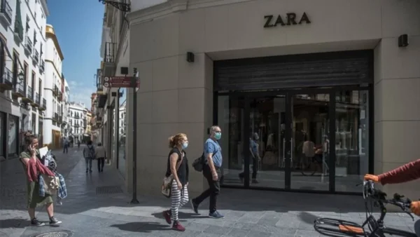 Από τα Zara το απόλυτο φόρεμα του καλοκαιριού - Είναι ροζ και το θέλουν όλες οι γυναίκες στην Ευρώπη