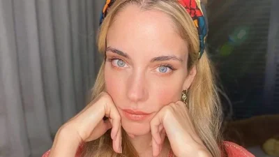 Με λευκό κουστούμι και ψηλοτάκουνα - Πανικός με την νέα φωτογραφία της Δούκισσας Νομικού