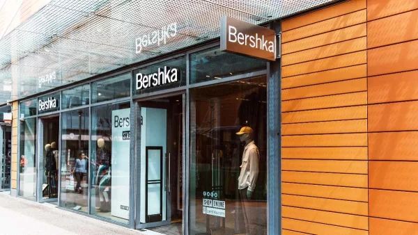 Έχει γίνει ανάρπαστο το σετ με μπλέιζερ και skort tailoring από τα Bershka - Θα "κλέψεις" τις εντυπώσεις