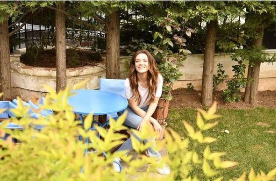 Η ηθοποιός Βάσω Λασκαράκη στον κήπο της