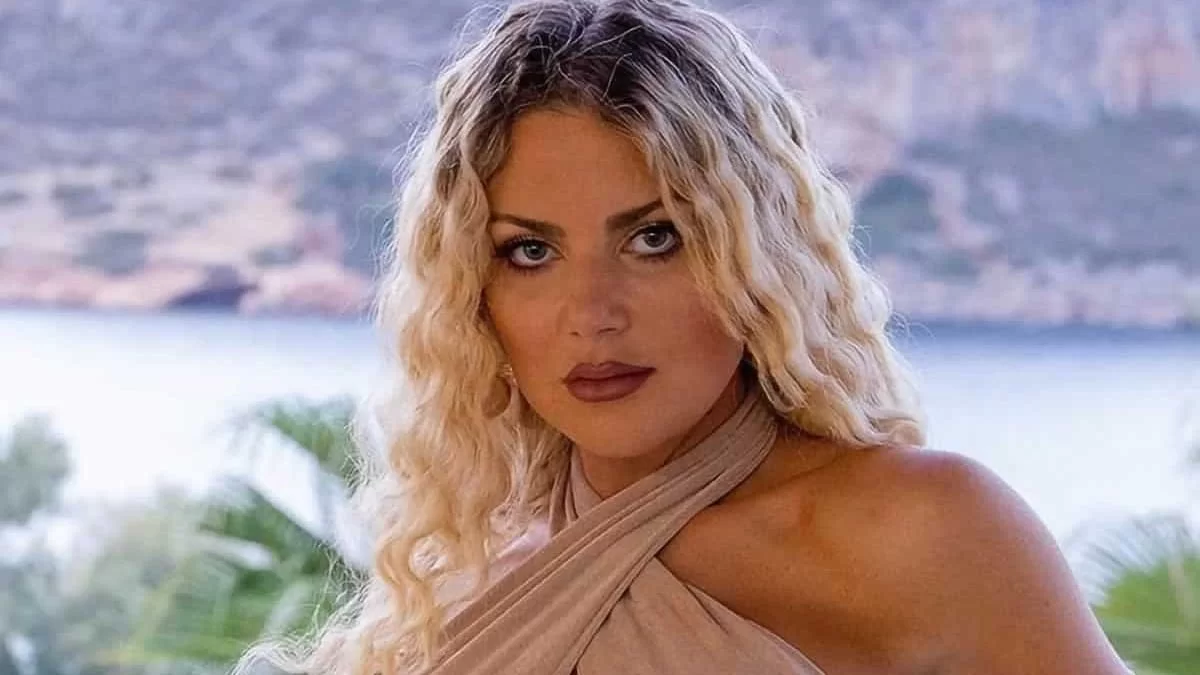 Με στενό δερμάτινο φόρεμα - Σούσουρο με τις νέες φωτογραφίες της Αθηνάς New York που κυκλοφόρησαν πριν από λίγο