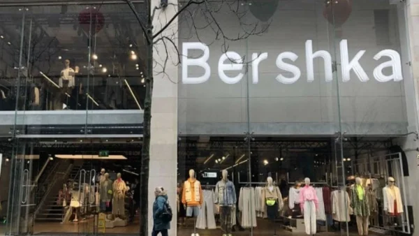 Ουρές για αυτό το σατινέ φόρεμα από τα Bershka με 17,99 ευρώ - Βγαίνει σε 5 χρώματα