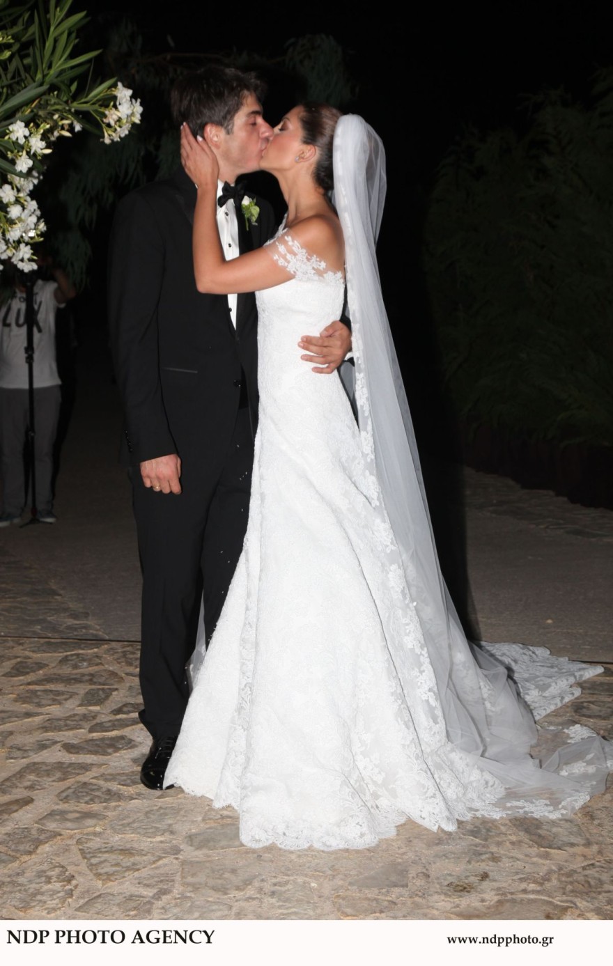 Σταματίνα Τσιμτσιλή και τον Θέμη Σοφό νυφικό
