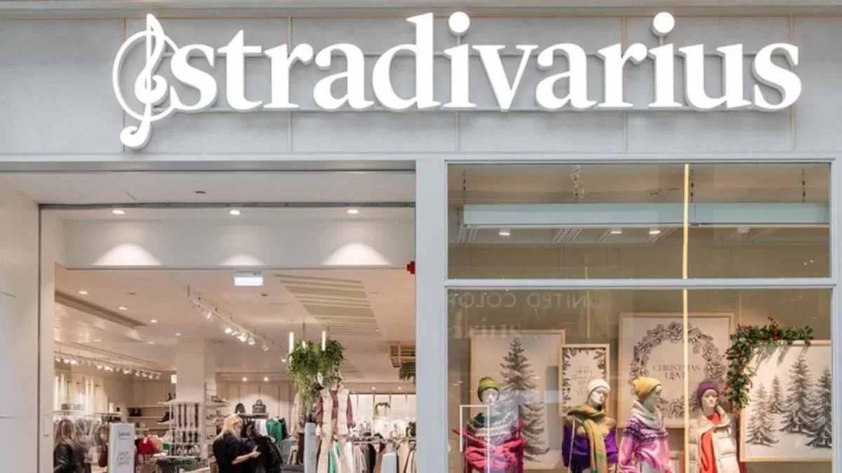 Είναι μαύρο, στράπλες και μίνι - Το φόρεμα των Stradivarius που έχει τρελάνει όλες τις γυναίκες