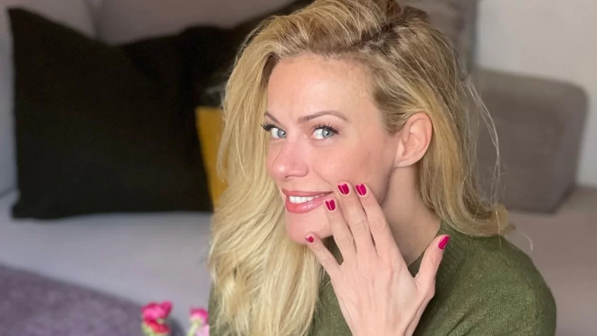 "Μοίρασε εγκεφαλικά" στο Instagram η Ζέτα Μακρυπούλια - Πόζαρε με σουτιέν και έκανε χαμό