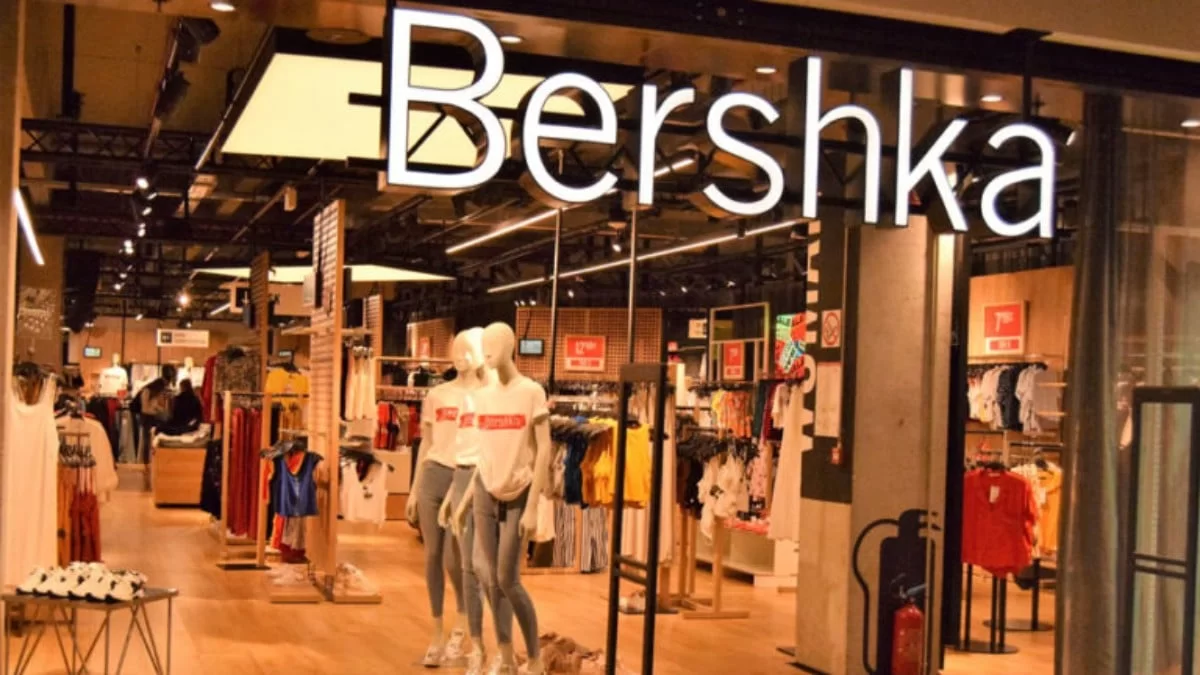 Ξεπουλάει στο λεπτό το φόρεμα από τα Bershka που βγαίνει σε 4 χρώματα - Κοστίζει μόνο 6.49€