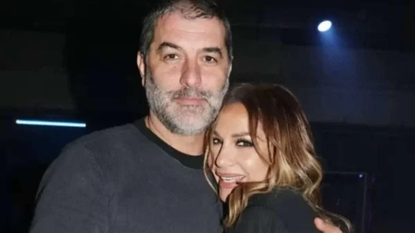 Οι τρυφερές φωτογραφίες της Δέσποινας Βανδή στην αγκαλιά του Βασίλη Μπισμπίκη - Κοιτάζονταν και "έλιωναν"