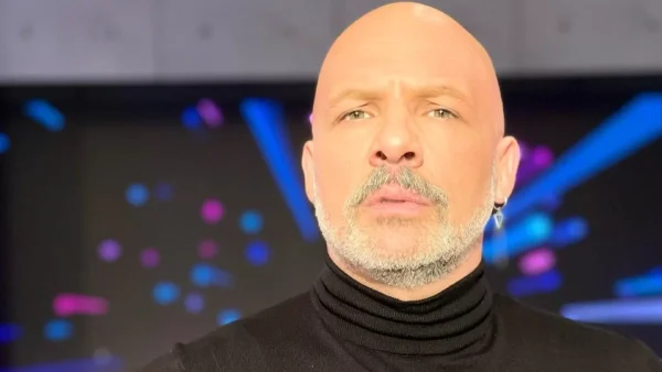 Έχει πράσινους τοίχους και τεράστια βεράντα - Το νεανικό σπίτι του Νίκου Μουτσινά