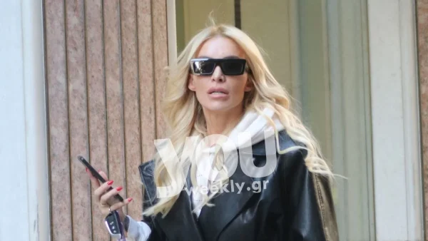 Ολομόναχη και χωρίς χαμόγελο στο κέντρο της Αθήνας - Αποκλειστικές φωτογραφίες από την Κατερίνα Καινούργιου